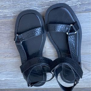 Zara sandals size 5 runs big